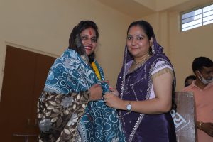 कार्यक्रम के अंतर्गत सभी मंचासीन अतिथियों ने हाल ही हुए मालपुरा नगरपालिका चुनावों में भारतीय जनता पार्टी के सिम्बल पर नव निर्वाचित वार्ड पार्षद नेहा दिनेश विजयवर्गीय का समाज की महिलाओं ने माला एवं शॉल ओढ़ाकर स्वागत सम्मान किया