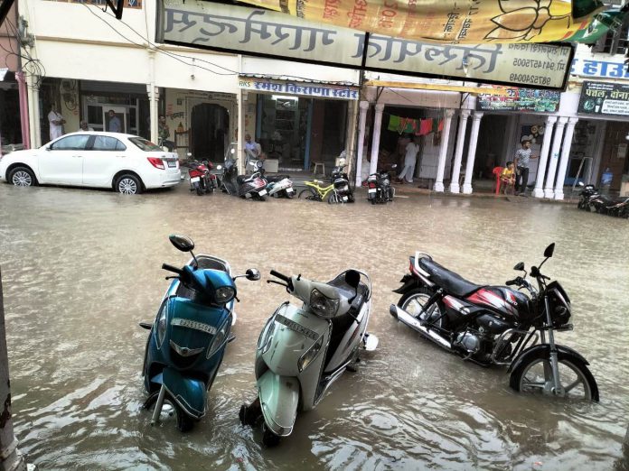 -मालपुरा में तेज बारिश के बाद सडकों पर बहते पानी का नजारा