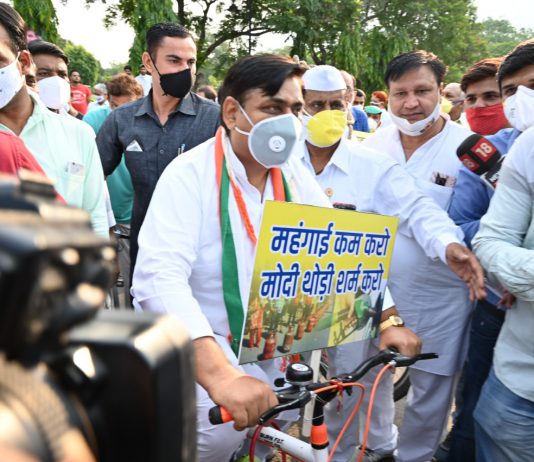 साईकिल यात्रा निकालकर केन्द्र सरकार के खिलाफ विरोध-प्रदर्शन किया गया।
