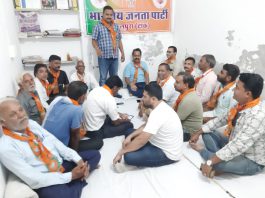 भाजपा शहर मंडल कार्यालय में सशक्त मंडल अभियान को लेकर आयोजित बैठक में भाजपाईयों से चर्चा करते प्रभारी पंकज झिराना