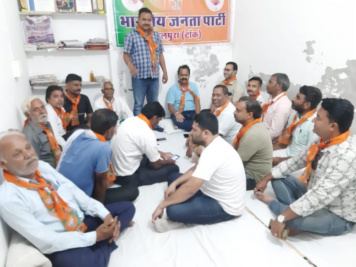 भाजपा शहर मंडल कार्यालय में सशक्त मंडल अभियान को लेकर आयोजित बैठक में भाजपाईयों से चर्चा करते प्रभारी पंकज झिराना