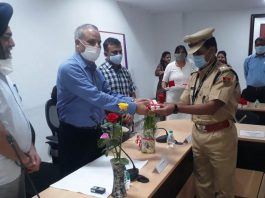 पुलिस महानिदेशक इंटेलिजेंस उमेश मिश्रा टोंक एएसपी बैरवा को केंद्रीय गृह मंत्रालय के पदक व प्रमाणपत्र से सम्मानित करते हुए