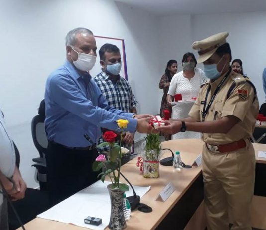 पुलिस महानिदेशक इंटेलिजेंस उमेश मिश्रा टोंक एएसपी बैरवा को केंद्रीय गृह मंत्रालय के पदक व प्रमाणपत्र से सम्मानित करते हुए