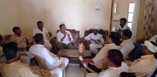 -पूर्व उपमुख्यमंत्री व टोंक विधायक पायलट के जन्मदिन पर पौधे लगाने को लेकर चर्चा करते कांगे्रसजन