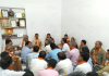 सशक्त मंडल अभियान को लेकर भाजपा शहर मंडल कार्यालय में आयोजित बैठक में चर्चा करते भाजपाई