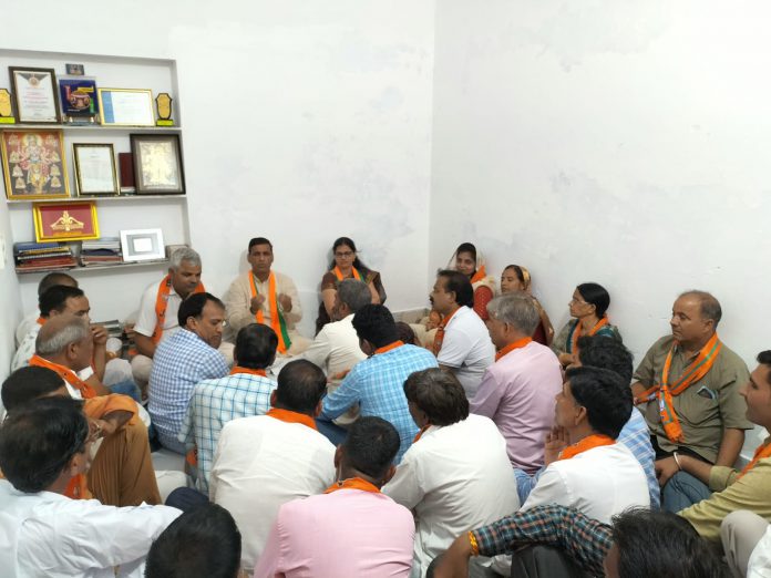 सशक्त मंडल अभियान को लेकर भाजपा शहर मंडल कार्यालय में आयोजित बैठक में चर्चा करते भाजपाई