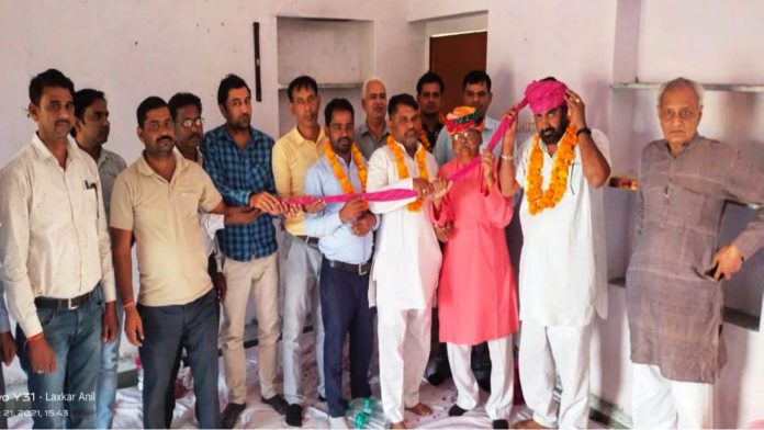 राजस्थान शिक्षक संघ सियाराम की जिला कार्यकारिणी के चुनाव में 11वीं बार चुने जाने पर राजावत का स्वागत करते शिक्षक साथी