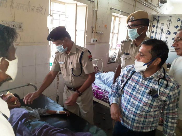 पुलिस शहीद दिवस की स्मृति में मालपुरा अस्पताल में एएसपी बैरवा के नेतृत्व में भर्ती मरीजों को फल वितरित करते पुलिस जवान