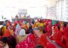 लाम्बाहरिसिंह में आयोजित श्रमिक प्रशिक्षण शिविर के समापन समारोह में मंचस्थ अधिकारी एवं प्रतिभागी