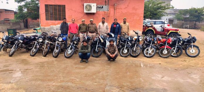 मालपुरा थाना पुलिस द्वारा मोटरसाईकिल चोर गैंग के सदस्यों को गिरफ्तार कर बरामद किए गए वाहन