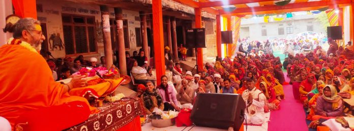 चावण्डिया गांव में आयोजित श्रीमद्भागवत कथा में व्यासपीठ से भागवत का महात्मय बताते संतश्री राम मनोहर दासजी महाराज व उपस्थित श्रद्धालु