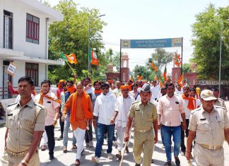 Under the leadership of BJP MLA Chaudhary, from the bungalow, the BJP workers reached the subdivision office in the form of a procession and submitted a memorandum.