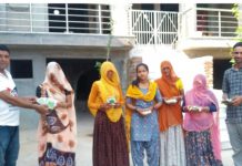 Distributed seeds to women for kitchen garden