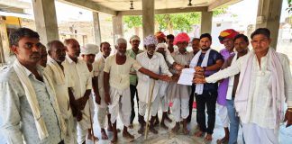 The villagers handed over the memorandum and strongly demanded to make Malpura a district.