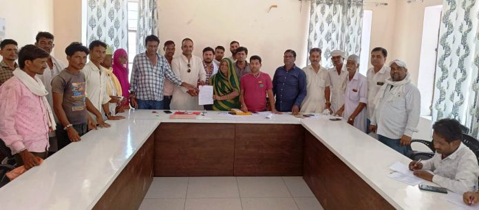 Villagers submitted memorandum to the Chief Minister demanding the formation of a district
