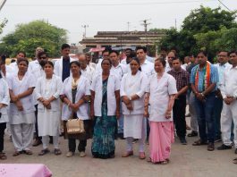 Doctors and medical workers took the oath of human service on the festival of independence