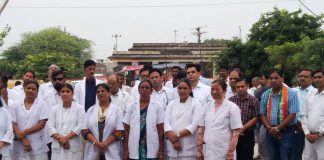 Doctors and medical workers took the oath of human service on the festival of independence