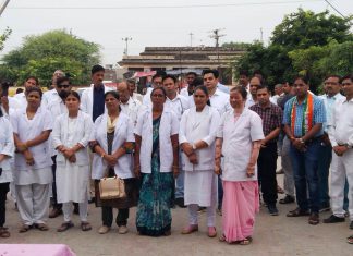 Doctors and medical workers took the oath of human service on the festival of independence
