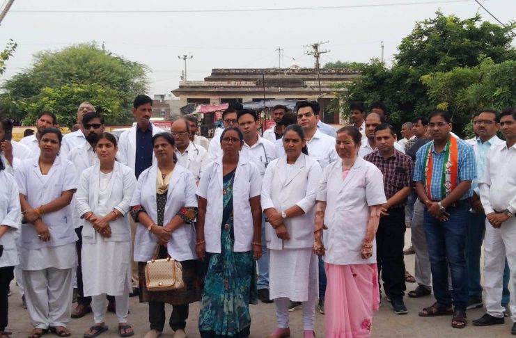 Doctors and medical workers took the oath of human service on the festival of independence
